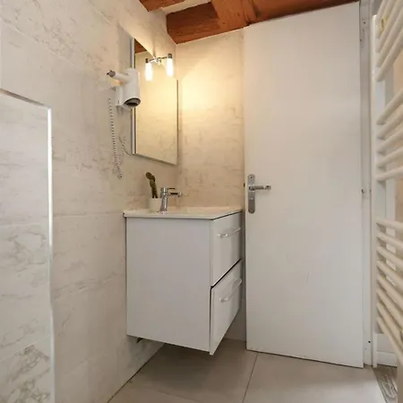 Studio Parisien 20m2 En Face Du Musee Grevin - 2p *
