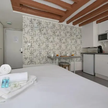 Studio Parisien 20m2 En Face Du Musee Grevin - 2p *